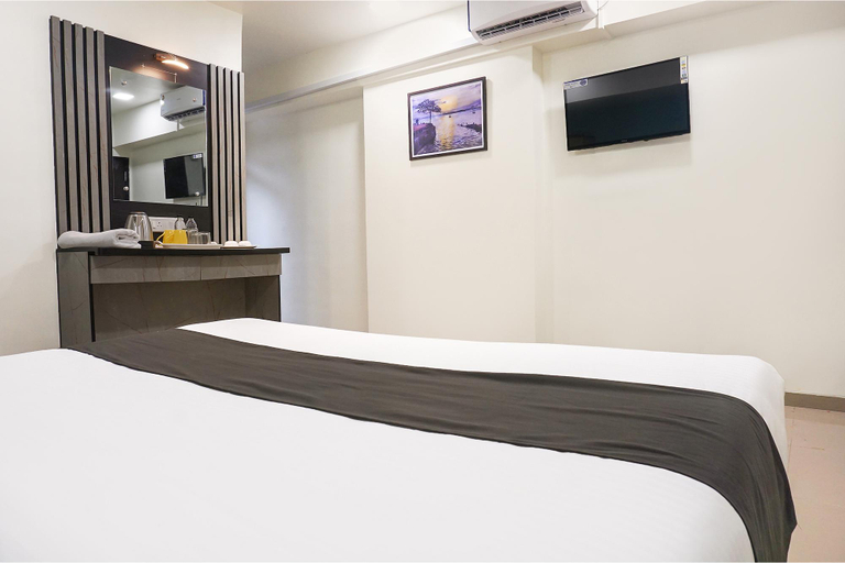 Bedroom 4, Fabhotel Vardhan Plaza, Pune