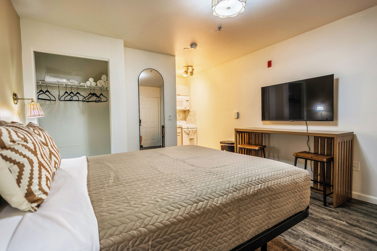 Room 5, Brand New Studio Fast WiFi Near I-10, Maricopa