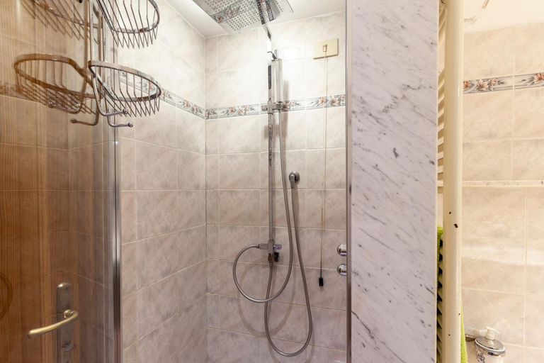 Bathroom 3, Casa Umbe, Lucca