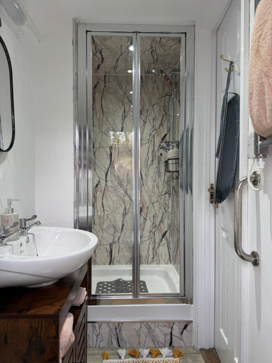 Bathroom 2, Woodland Chalet at Otters Green, Hampshire