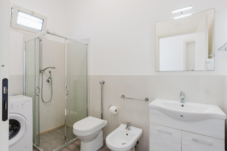 Bathroom, La Perla Di Mare, Trapani