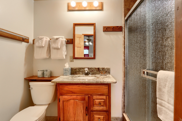 Bathroom, Bradley's Cabin, Mariposa