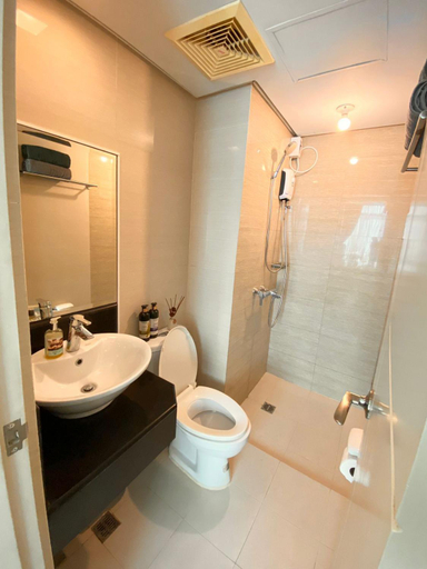 Bathroom 3, 150 Newport Boulevard, South Wing, Pasay City