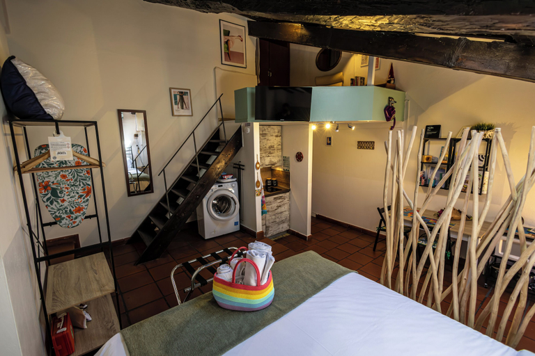 Room 2, Vicolo Sette, Modena
