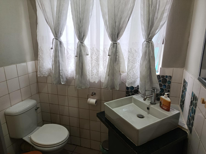 Bathroom 3, SMAPERS GUESTHOUSE, Bojanala