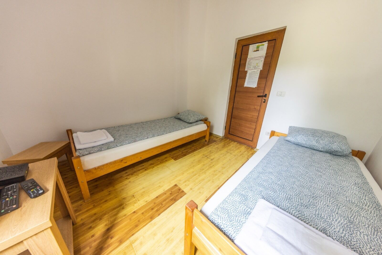 Room 3, Route 68 Gurasada Park Hostel, Gurasada