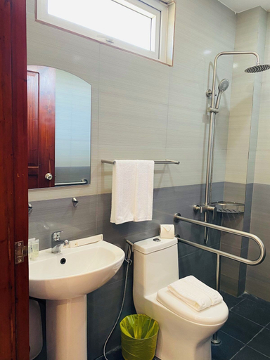 Bathroom 2, Hotel Herencia 625, Daraga