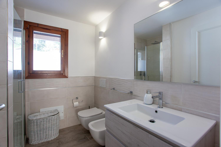 Bathroom 3, Risveglio con alba, Nuoro