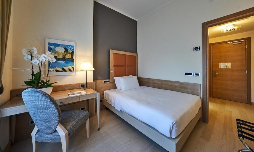 Bedroom 5, Hotel Astoria, Biella
