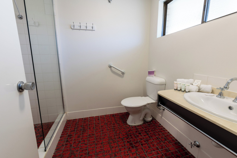 Bathroom 5, Hotel Clipper, Rockingham