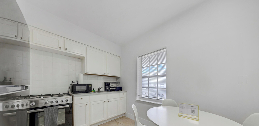 Private kitchen 5, Stylish Studio Retreat - Beach Access, Miami-Dade
