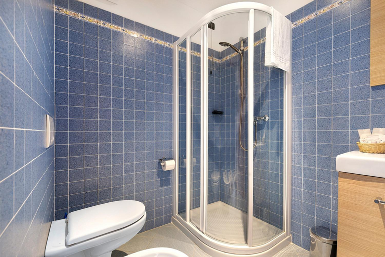 Bathroom 3, Cameras Mori, Trento