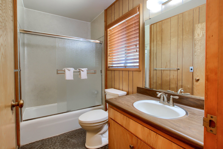 Bathroom, Hasting's Hideaway, Mariposa