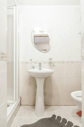 Bathroom 3, Deribasovskaya 19 Apartments, Odes'ka