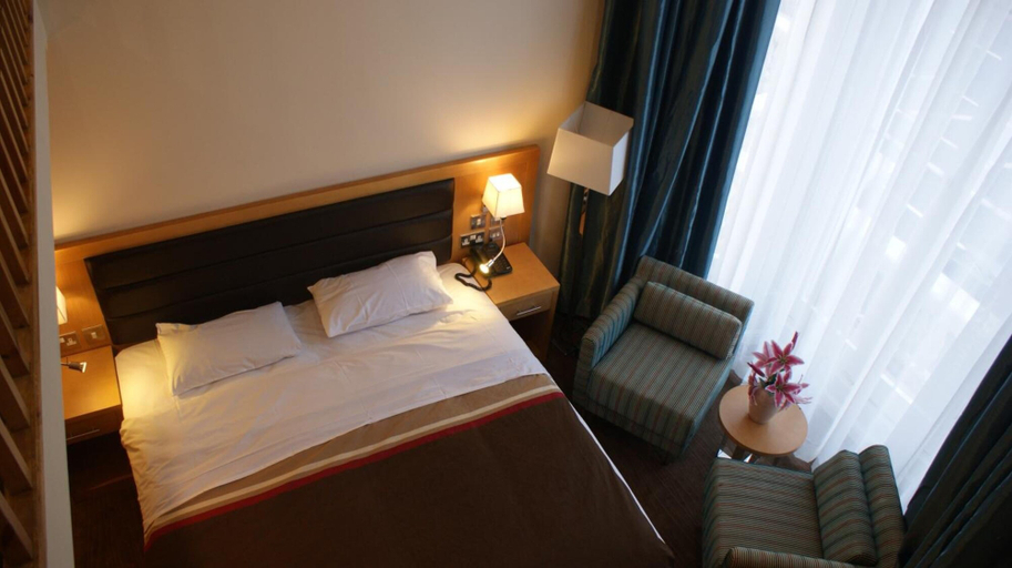 Bedroom 3, Cromwell International Hotel, London