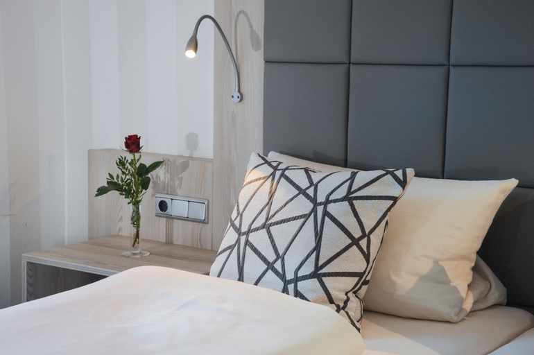 Bedroom, Hotel Vierjahreszeiten, Bamberg
