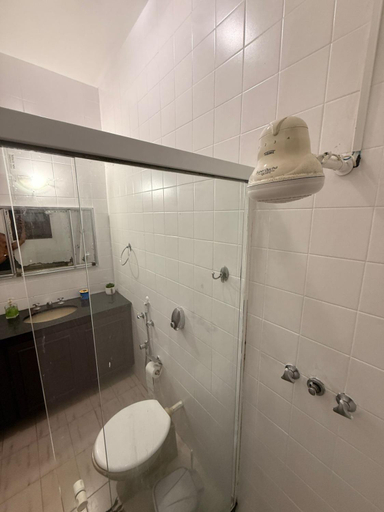 Bathroom 2, Axe Surf - Yoga and Art Residency, Rio de Janeiro