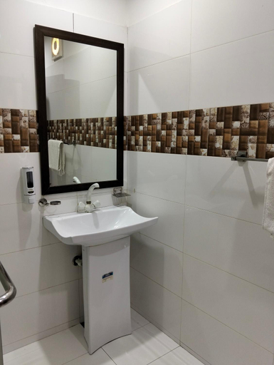 Bathroom 2, Seashell Inn Hotel, Karachi