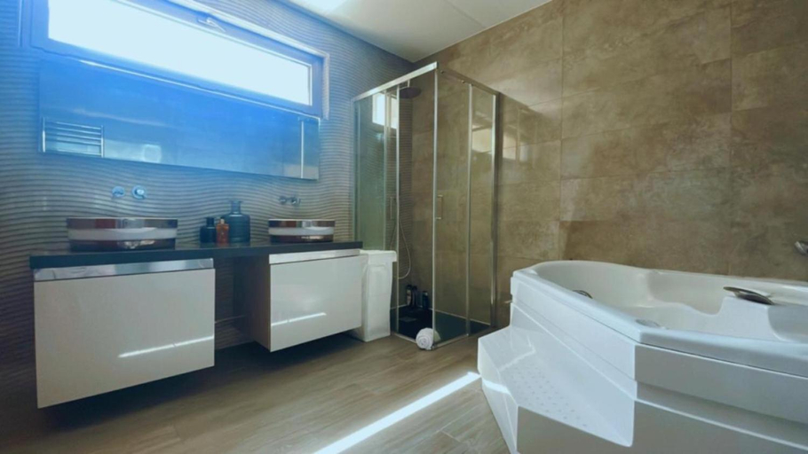 Bathroom 3, Ria Lounge House, Murtosa
