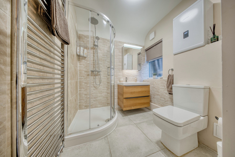 Bathroom 3, Stylish Studio - Sleeps 2 & Private Parking, Sefton
