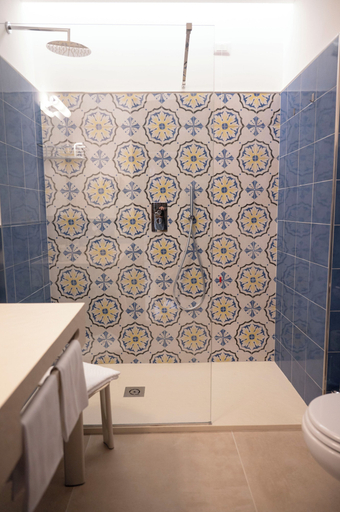 Bathroom 4, Hotel Schuhmann, Salerno