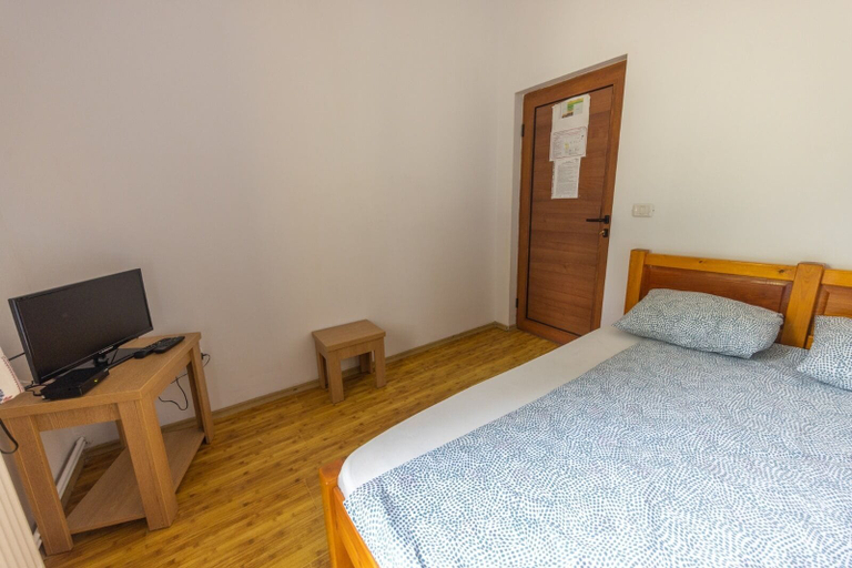Room 2, Route 68 Gurasada Park Hostel, Gurasada