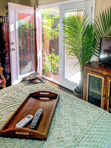 Room 4, Canterbury Knolls, Los Angeles