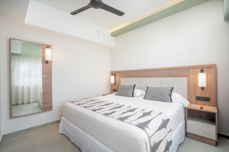 Bedroom 3, Riu Flamingos - All Inclusive, Compostela