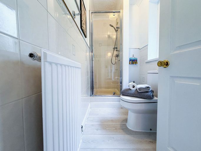 Bathroom 4, Maytree Cottage - 4 Bedroom Holiday Home - Tenby, Pembrokeshire