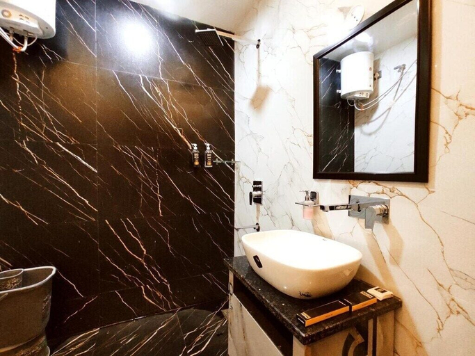 Bathroom 2, HOTEL MONDAY - Comfortable & Safe Stays, Ludhiana