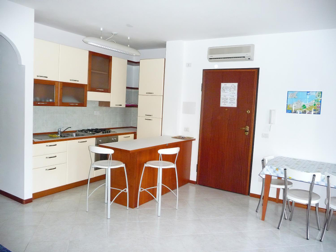 Others 5, Royal, Sassari