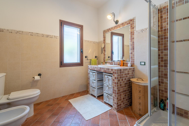Bathroom, La Casa del Vento Plemmirio, Syracuse