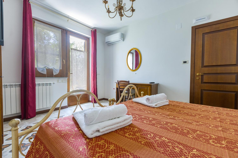 Bedroom 3, Arcaloro Resort Rooms, Messina