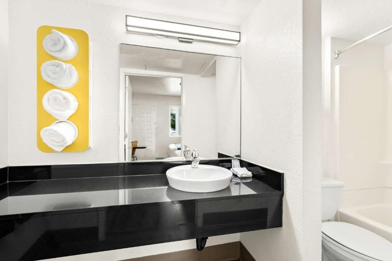 Bathroom 2, Vagabond Inn Studio Carpinteria, Santa Barbara