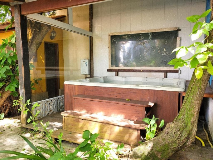 Outdoor spa tub, La Marina Resort, Armação dos Búzios