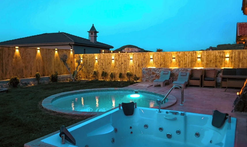 Outdoor spa tub, Liva Villa, Yenişehir