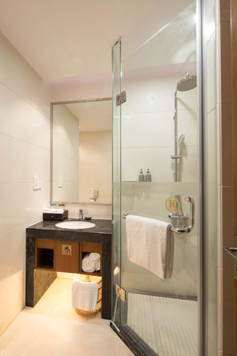 Bathroom 5, The Thousand Lantern Lake Hotel, Foshan
