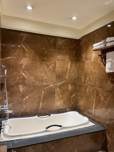 Bathroom 3, Median Inn, Nagpur