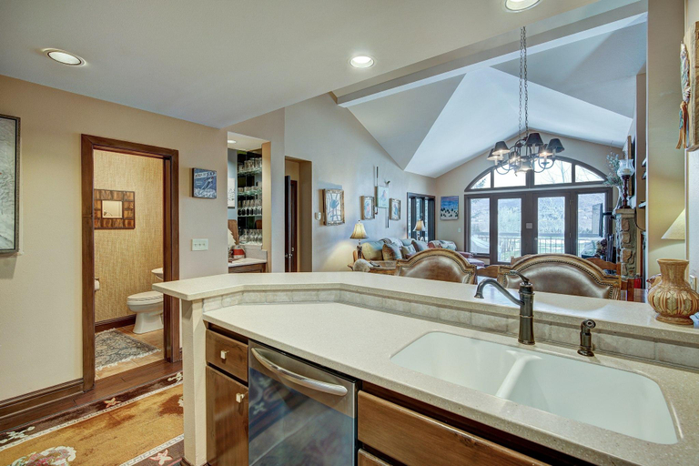 Bathroom 2, Arrowhead Village, Eagle