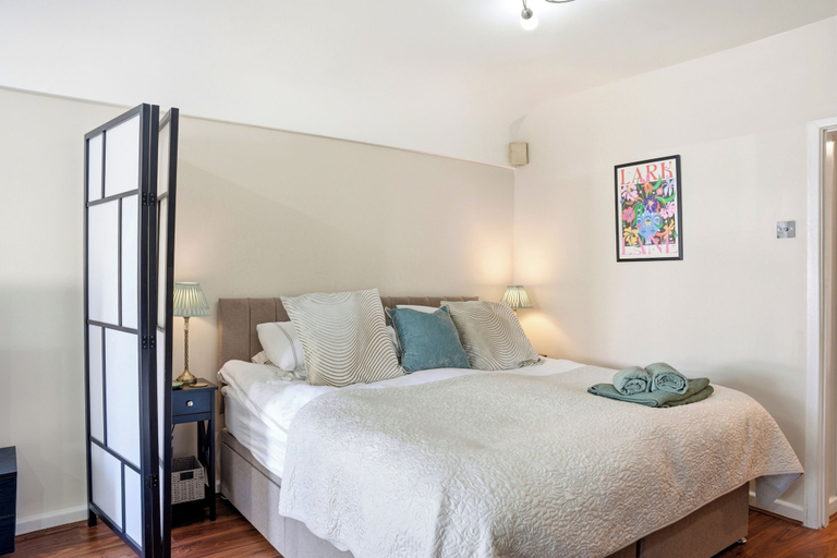 Room, Stylish Studio - Sleeps 2 & Private Parking, Sefton