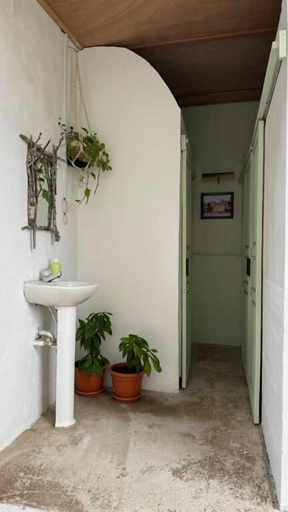 Bathroom 5, Ankaa Hostel, Flores