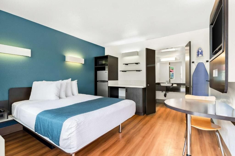 Room 4, Vagabond Inn Studio Carpinteria, Santa Barbara