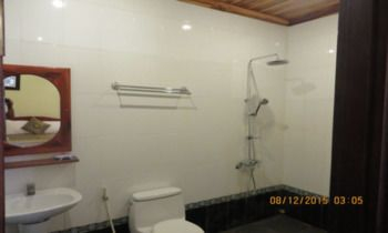 Bathroom 3, Lankham Riverside Hotel, Chomphet
