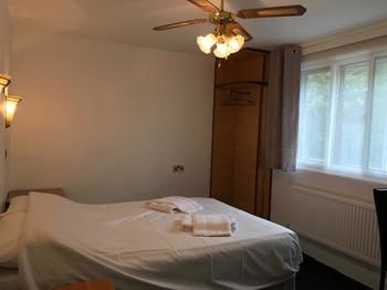 4, Woodcock Inn, Surrey
