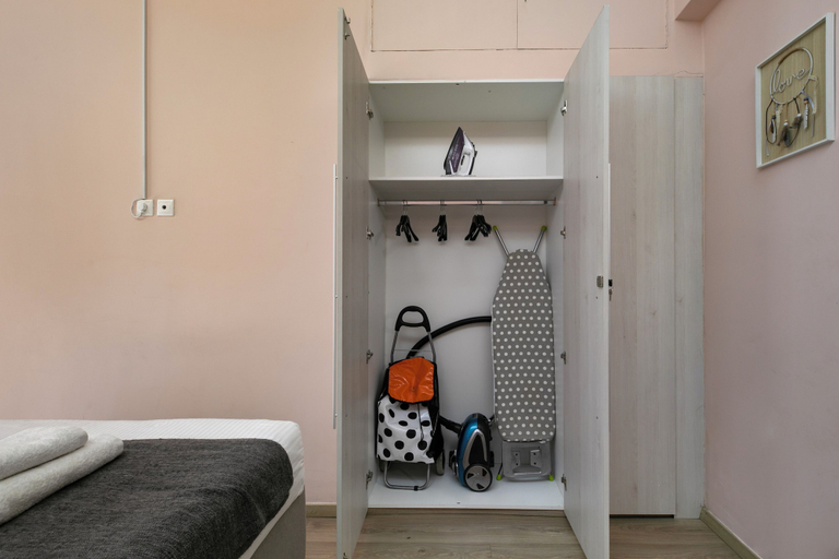 Room 4, City Vibes - 2-BR Apt. with Backyard in kolonaki, Attica
