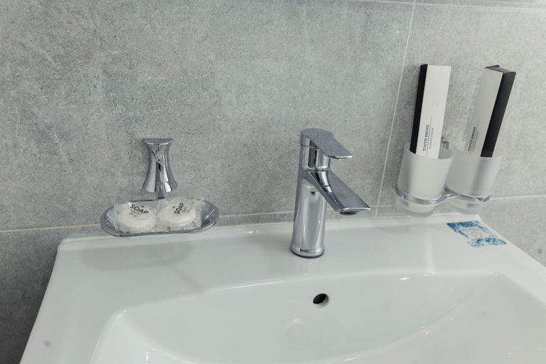 Bathroom 4, Polar Bear, Samarkand