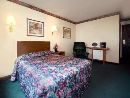 Guest Room 5, Rodeway Inn, Davison