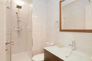 Bathroom 4, Suites You Nickel, Madrid