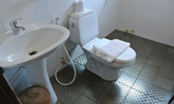 Bathroom 5, Lankham Riverside Hotel, Chomphet