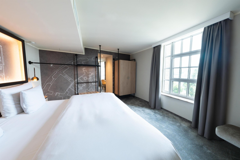 Bedroom 4, Wasserturm Hotel Cologne, Curio Collection by Hilton, Köln